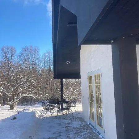 Charming Straw Bale Cottage Near Jay Peak – Cozy, Romantic, and Stylish Escape Отели в г. Джей