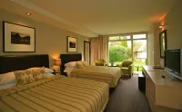 Distinction Te Anau Hotel & Villas Отели рядом с достопримечательностью «Лейк Генри Вьюинг Дек»