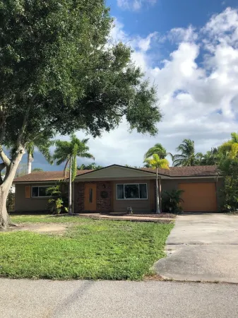 3 bed 2 bath minutes from the beach!