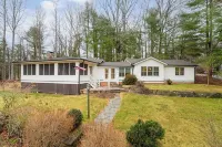 Endearing Lakeside Private Retreat