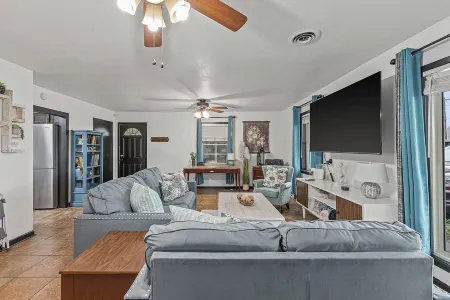 Charming 3-bedroom ranch house with WiFi, AC in amazing Valley View Jonesboro