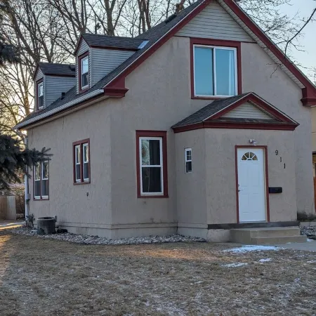 Comfy Rustic Retreat 2 Blocks from Mayo Hospital and Bethany College.
