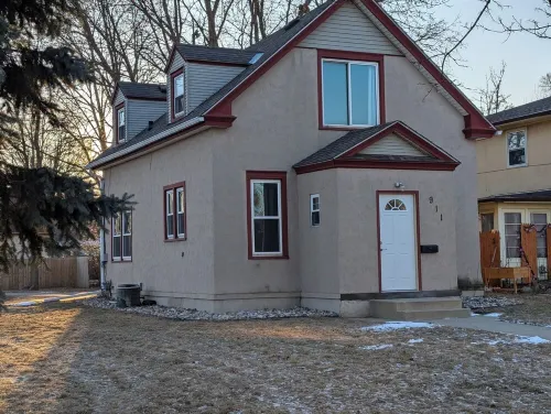 Comfy Rustic Retreat 2 Blocks from Mayo Hospital and Bethany College. Hotels in Mankato