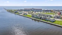 Riverwalk Retreat - Riverfront 3BR Condo w/ Jacuzzi & Lake Michigan Views Hotels in der Nähe von St. Peter Claver Parish