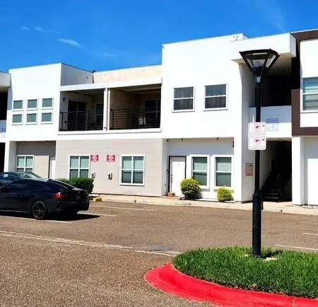 Stylish Condo w/ Pool, Near Everything