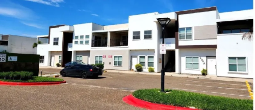 Stylish Condo w/ Pool, Near Everything