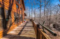 Location location!!!!Beautiful Log Cabin Retreat in the Aska Adventure Area.