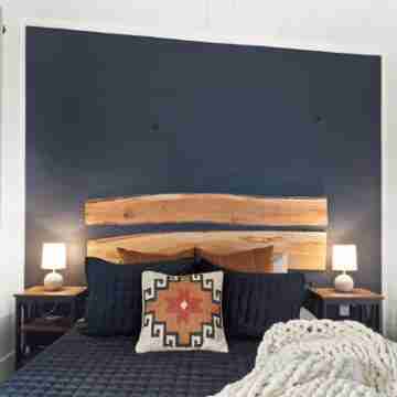 Charming 2BR abode: Newly Restored, Full of Light, 2 Min to Stowe Center Rooms