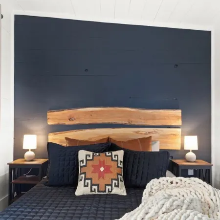 Charming 2BR abode: Newly Restored, Full of Light, 2 Min to Stowe Center