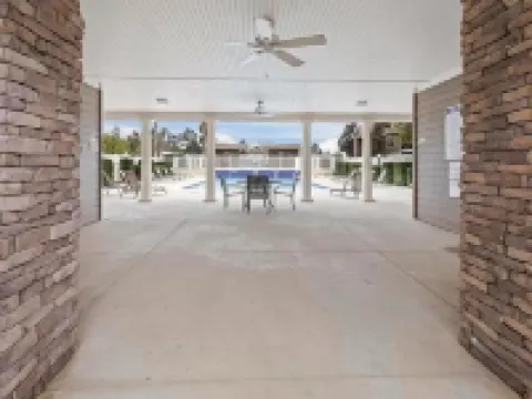 Upgraded condo close to Beach