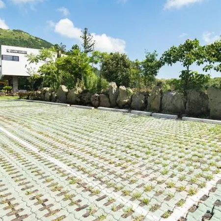 Jeju Camp Harris Spa Pension Отели рядом с достопримечательностью «Лес Биджарам»