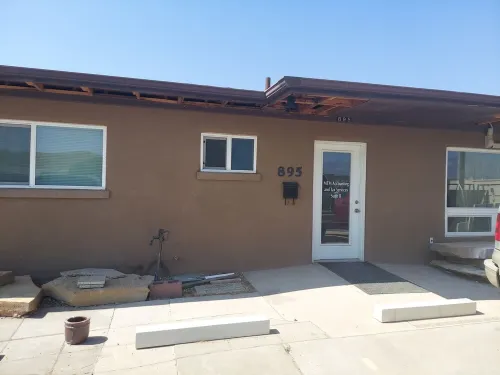 City Center Flat! Downtown Hurricane on State Street! Charming 2 bed w/ kitchen!