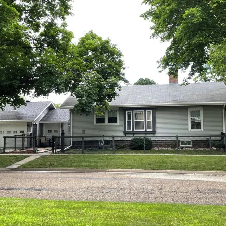 Charming 2-bedroom house in lovely Algona with WiFi, AC Hotels in Algona