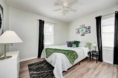 ナチュリスタ シティ ゲッタウェイ - インディアナポリス Fountain Square Theatre Building周辺のホテル