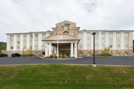 Holiday Inn Express & Suites Dickson City - Scranton Отели рядом с достопримечательностью «Pallman Farms»