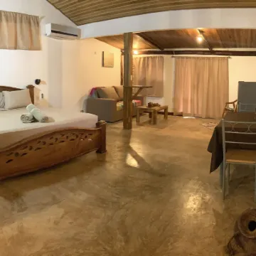 TamaHostel & Glamping Hotels near Banana Surf Club