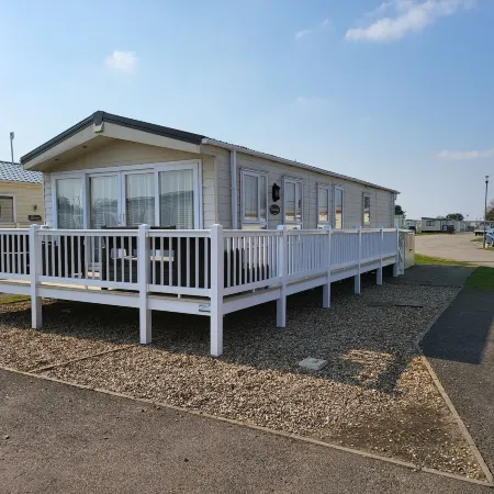 2Br-Sleeps6-Fireplace-Parking-Patio-Seaside