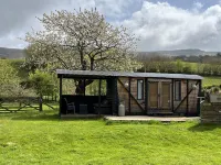 1 Bed Converted Railway Wagon Near Crickhowell Hotels in Llanfihangel Cwmdu with Bwlch and Cathedine