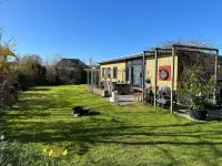 Beautiful Bungalow with Spacious Garden Hotéis em De Cocksdorp