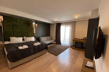 Garden Lounge Hotel Отели рядом с достопримечательностью «Каскад»