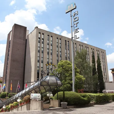 Hotel Maxim Hotels near Romeo's House