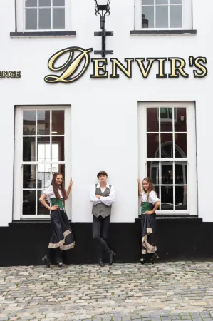 Denvir's of Downpatrick Отели рядом с достопримечательностью «Даунпатрик энд Вниз Рейлуэй»