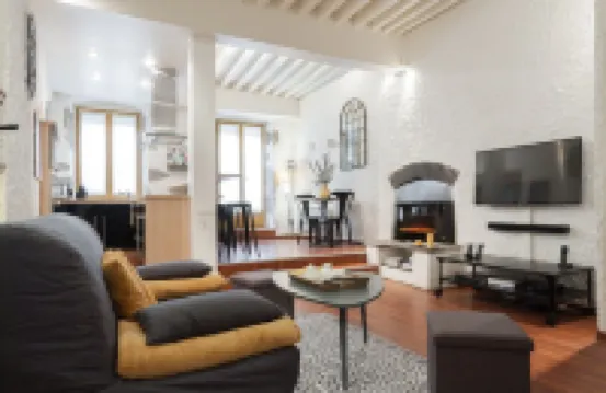 In the heart of the old town, quiet loft with pretty sunny terrace