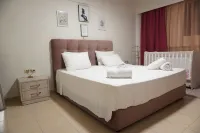 Theo & Ms Apt - 2 Beds - Garden - Parking - Wifi Hotel in zona Port Kos