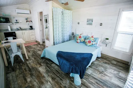 Long Cove Resort and Marina Отели рядом с достопримечательностью «Piedmont Prairie Trail - McDowell Nature Preserve»