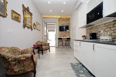 Roman Holiday Suites Отели рядом с достопримечательностью «Church of St. Alphonsus Liguori»