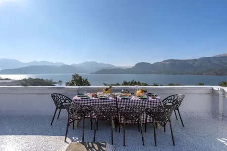 CosmicStays Afita Mohari-Solar Powered Lakehouse Отели в г. Малши