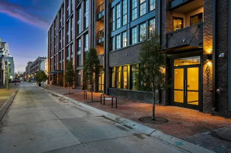 The Pelican by Hosteeva Отели рядом с достопримечательностью «Лонг Вью Хаус энд Гарденс»