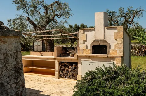 Trullo Ape Regina by Monholiday