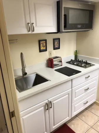 Beautifully Appointed Spacious Studio. Minutes from Napa Valley, Sonoma, & SF