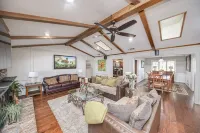 Right At Home-Midland Oasis with pool-billiards