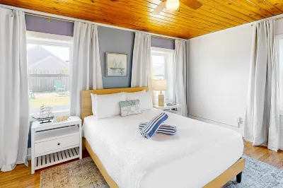 Quiet and relaxing home with full kitchen, patio, Pack-N-Play, & beach access Hotels in Upper Grand Lagoon