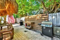 Well-Furnished Beach Condo w/Shared Swimming Pool, Washer/Dryer, Free WiFi Hotels in Anna Maria