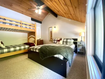 Charming & Cozy 2BR Condo with AC & Loon Mtn Views Hotels near White Mountains