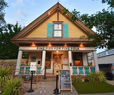 Spacious Layout with Full Kitchen and Smart Features - Charming Townhome Hotels in 