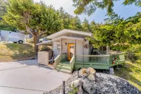 Charming coastal home with water views, large covered deck Hôtels à proximité de : Event Center on the Beach