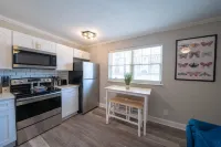 Cozy Kitchen and Smart TV - Charming Coastal Escape Hotels in Norfolk