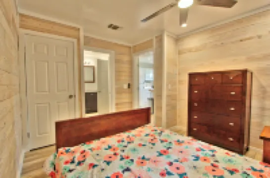 Charming Cottage with Spacious Backyard - Inviting Hill Country Escape