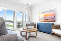 Luxurious Marina Access and Cozy Pool - Stunning Waterfront Retreat