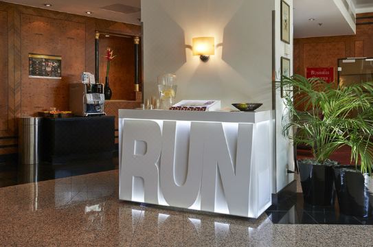 1. 크라운 플라자 ..