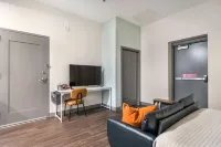 Cozy Studios with Full Kitchens and Keyless Check-In - Charming Accessible Retreat Hotels in Macon
