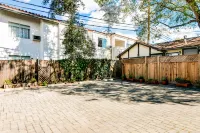 Sunny corner studio - 1 block to East Beach