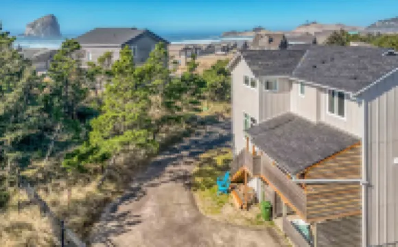 Cozy Beach House with Hot Tub and Arcade - Charming Ocean Retreat