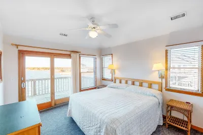 Waterfront home with stunning Sound view, private hot tub, pool - 2 dogs OK 하테라스 곶 등대 주변 호텔