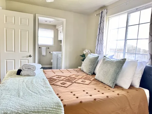 Stylish Kitchen and Convenient Parking - Chic Downtown Escape Hotels in Medford