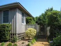 Enchanting Cabana with Pool Access - Tranquil Coastal Retreat